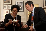 Prof. Joseph Sung (right), Vice-Chancellor and President of CUHK presented a Chinese teapot to President Ruth Simmons as a souvenir.